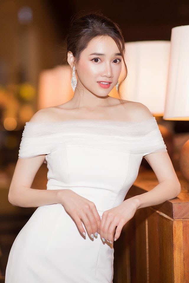 Đầm dạ hội kiểu vai ngang phối lưới ôm body đuôi cá