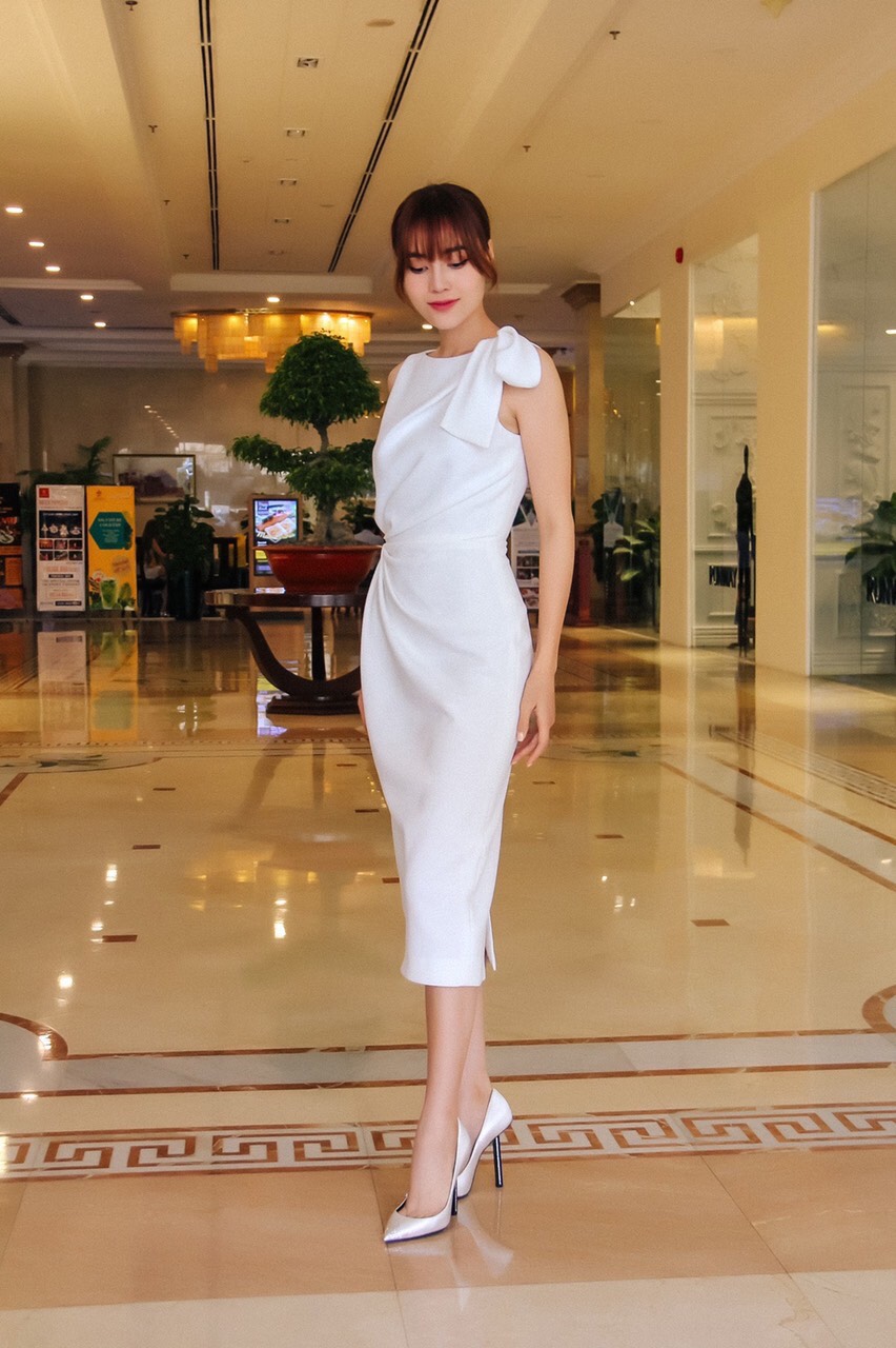 Đầm ôm body kiểu sát nách nhún eo nơ vai  (Đen)