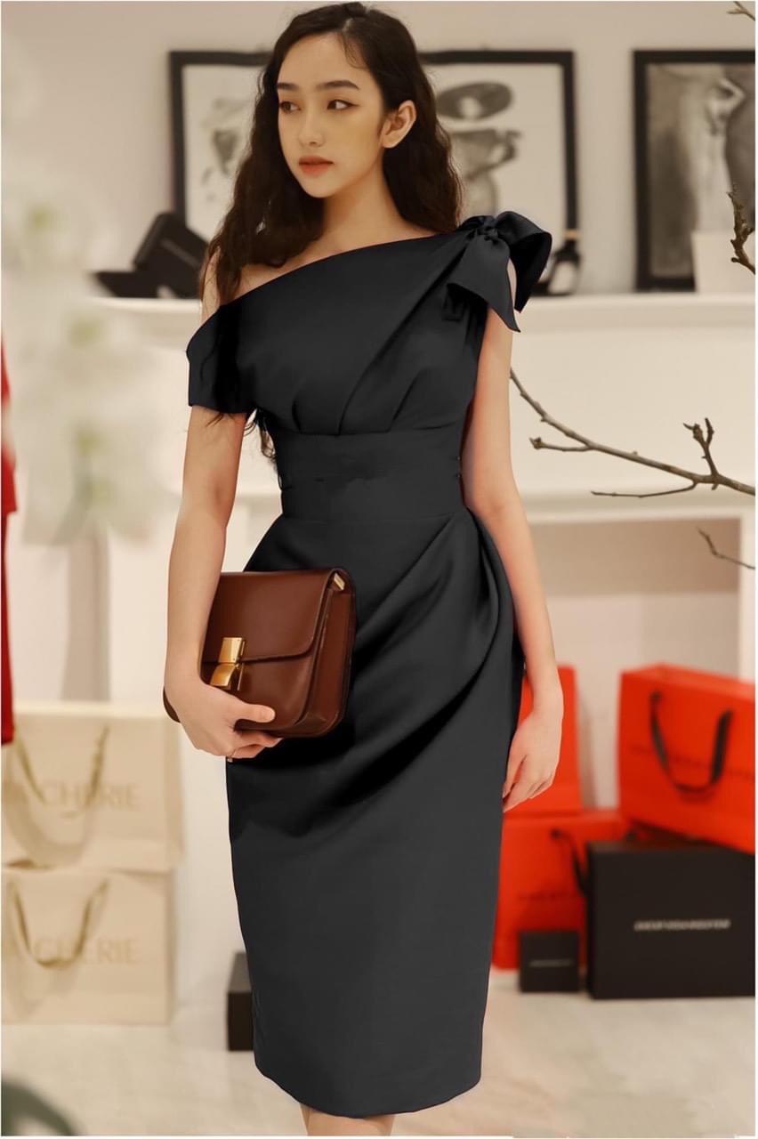 Đầm ôm body kiểu lệch vai nơ vai xếp ly bụng (Trắng)