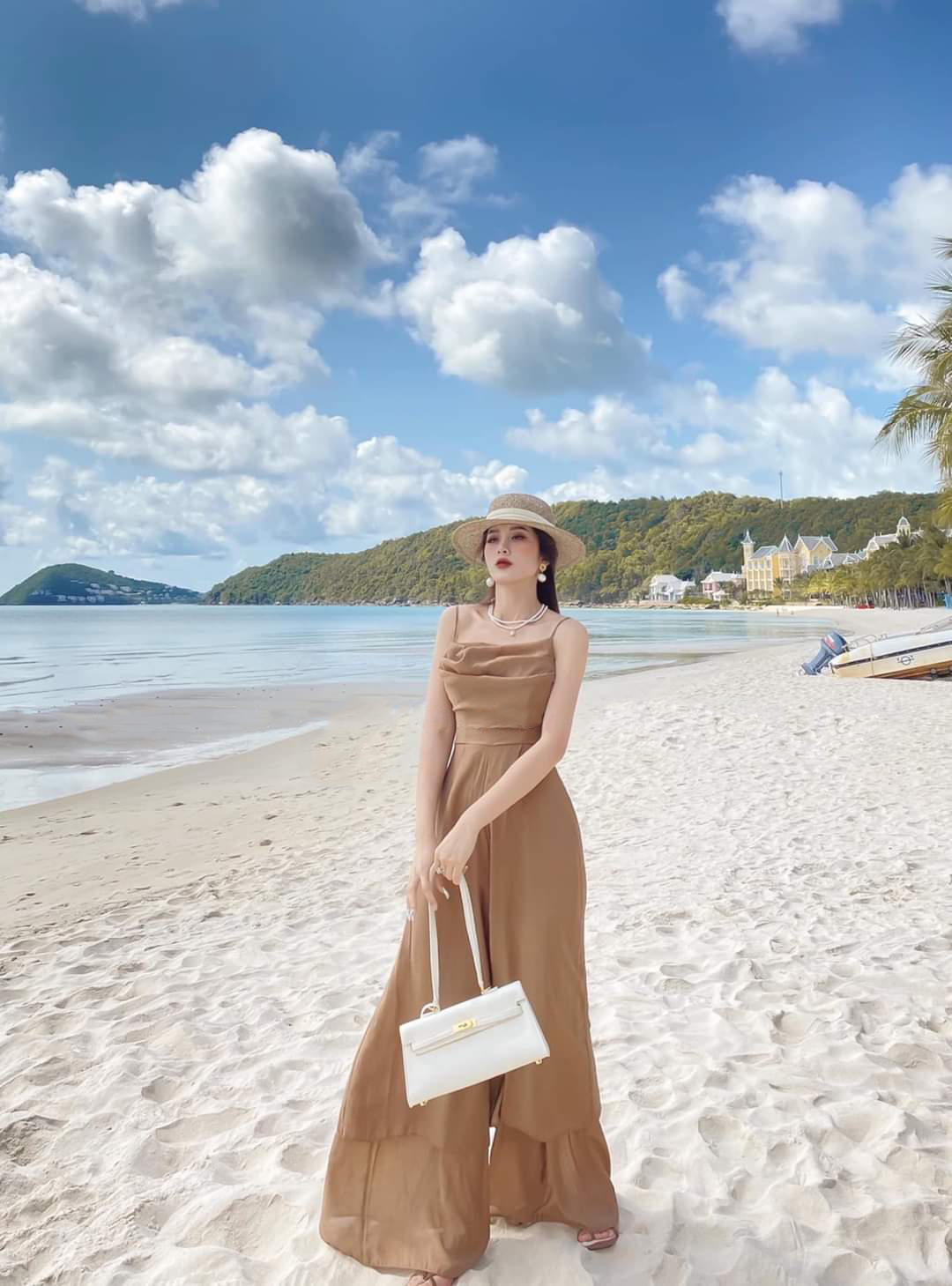 Jumpsuit dài ống loe rộng hai tầng áo hai dây cổ đổ (Trắng)