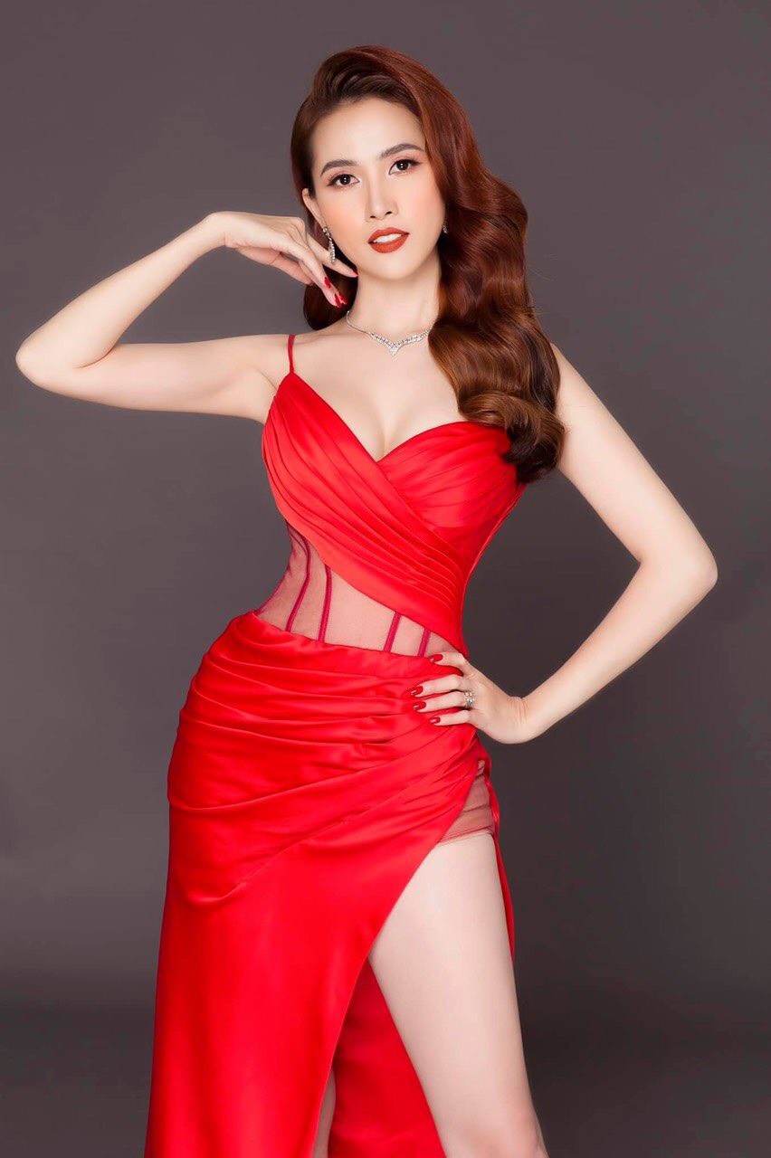 Đầm dạ hội kiểu hai dây xẻ đùi phối lưới