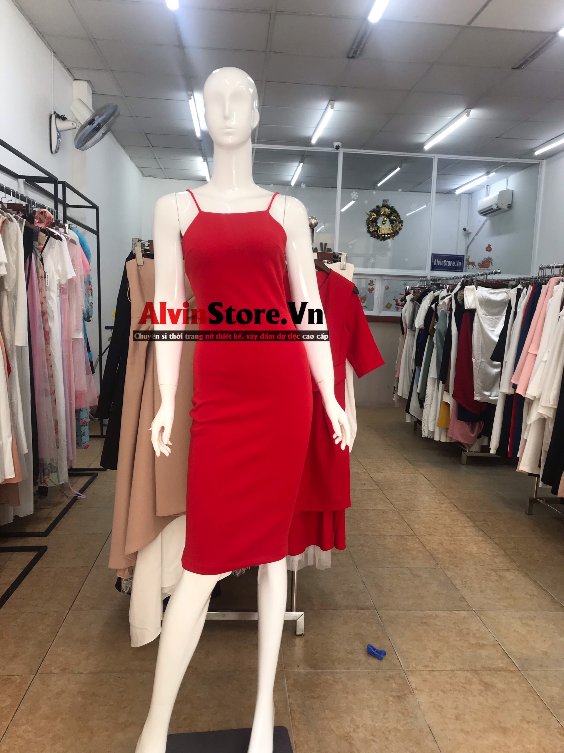 Đầm Ngọc Trinh ôm body kiểu hở lưng hai dây (đen)