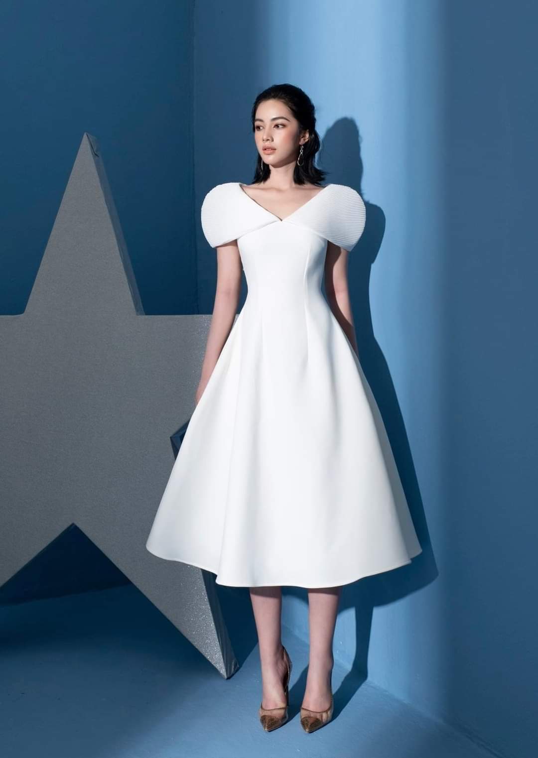 Đầm dáng xòe cổ V vai ngang phối tay xếp ly