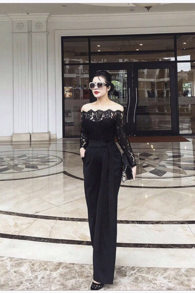 Jumsuit dài kiểu tay dài vai ngang pha ren cột dây eo (Trắng)