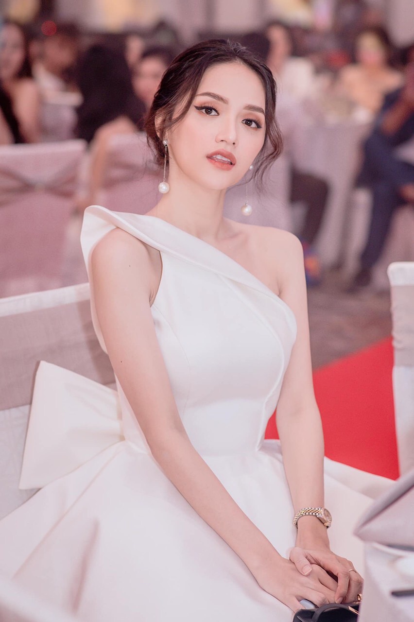 Đầm xoè kiểu lệch vai phối nơ sau cực sang trọng