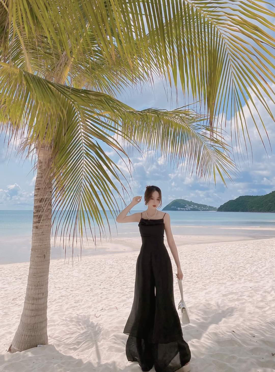 Jumpsuit dài ống loe rộng hai tầng áo hai dây cổ đổ (Đen)