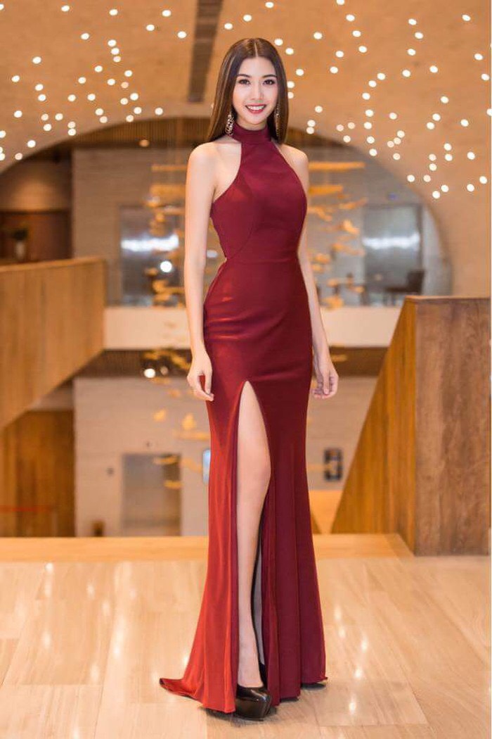 Đầm dạ hội kiểu cổ yếm xẻ tà dự tiệc