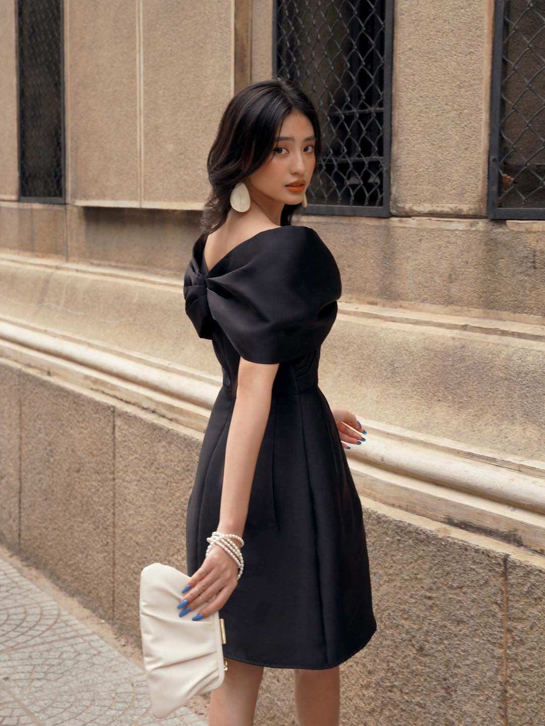 Đầm dáng xòe ngắn hở vai ngang phối nơ sang trọng (Đen)