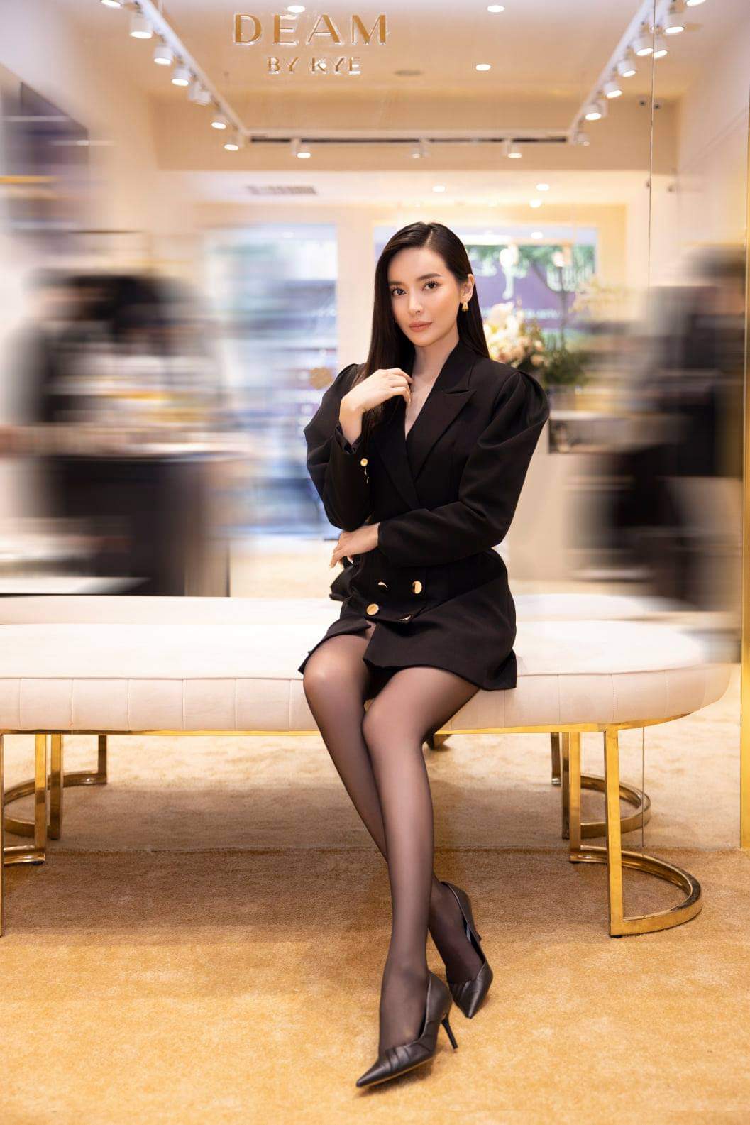 Đầm vest ngắn dáng ôm tay dài phồng phối nút sang trọng