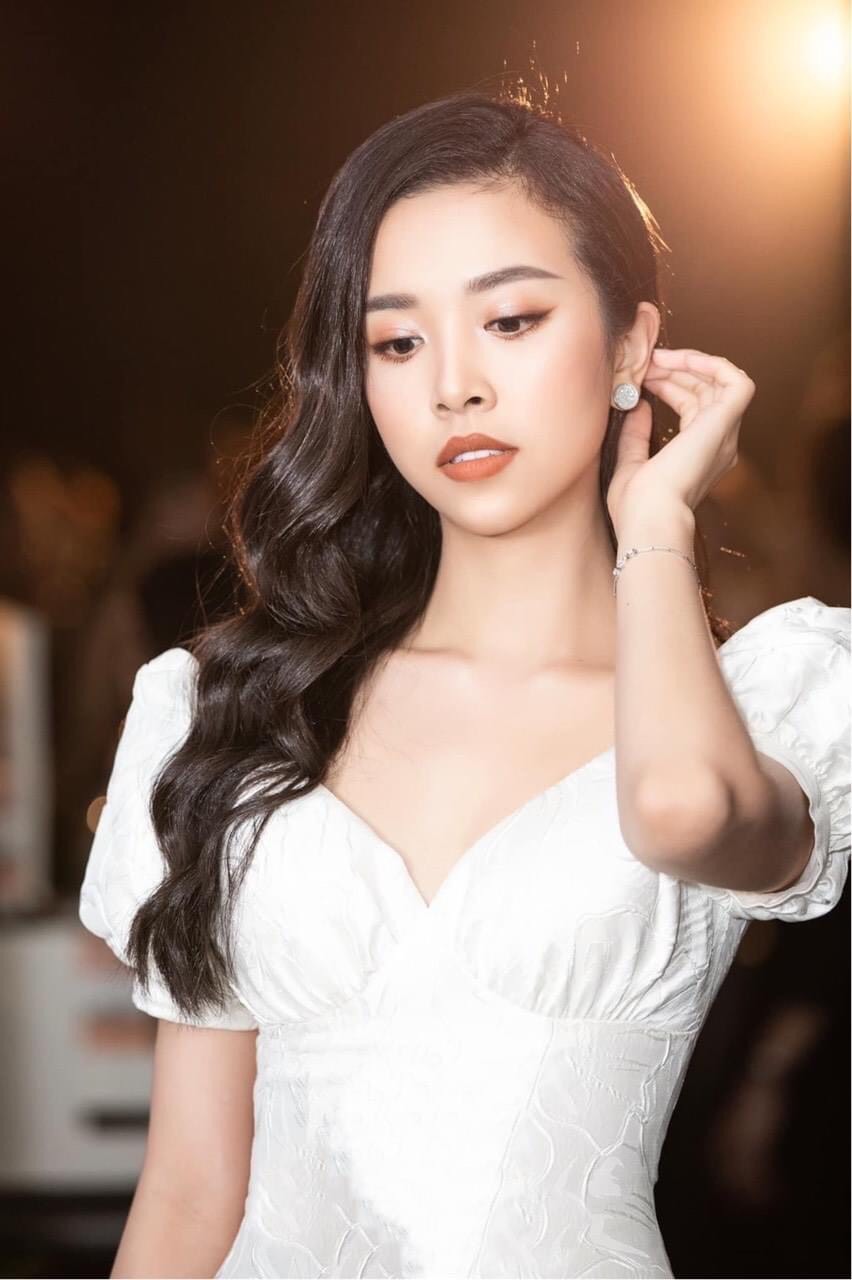 Đầm gấm xoè kiểu tay phồng cổ tim cúp ngực