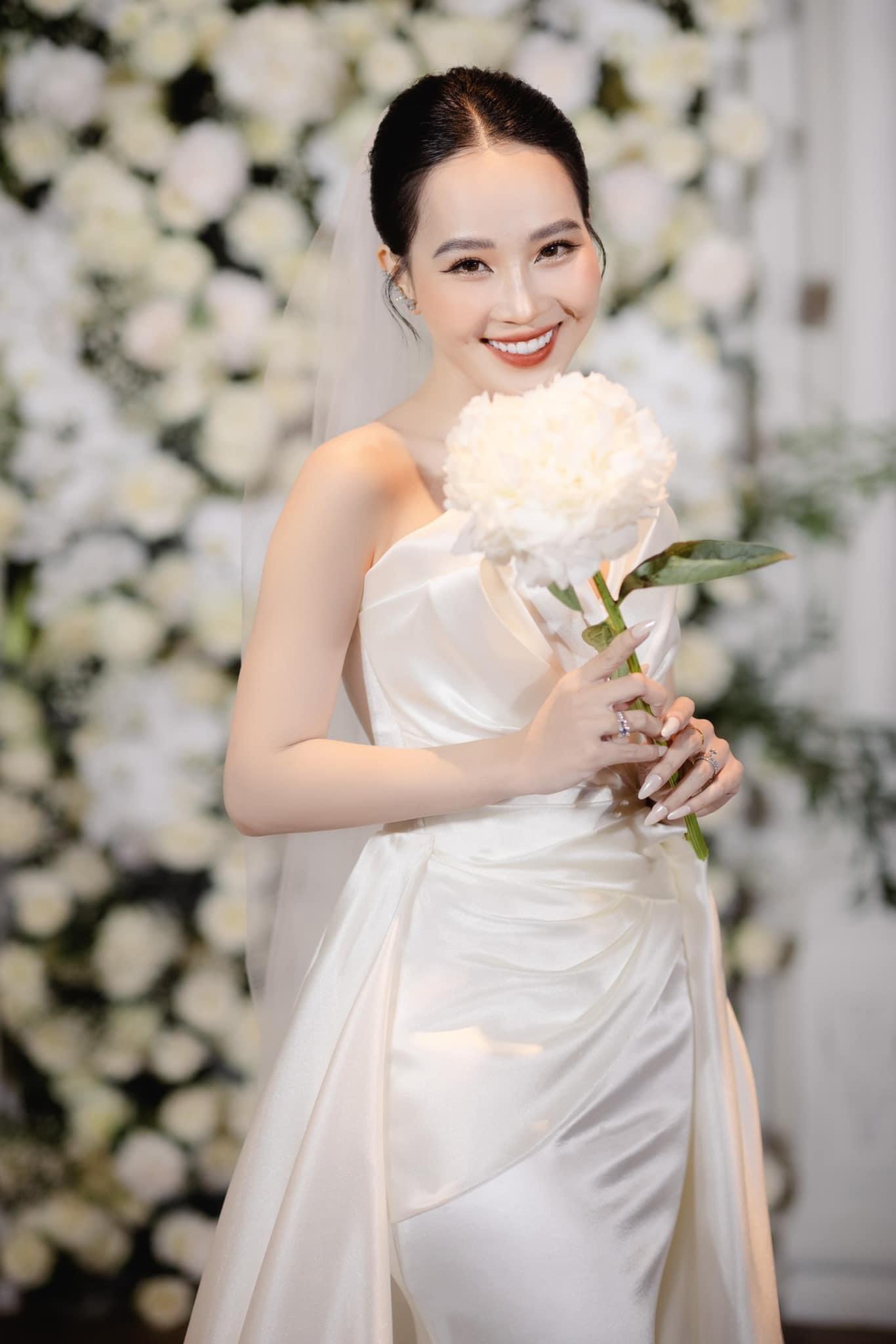 Đầm dạ hội cô dâu cúp ngực phối choàng tùng sau