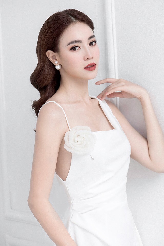 Đầm xòe kiểu 1 dây kèm hoa sang trọng (Trắng)