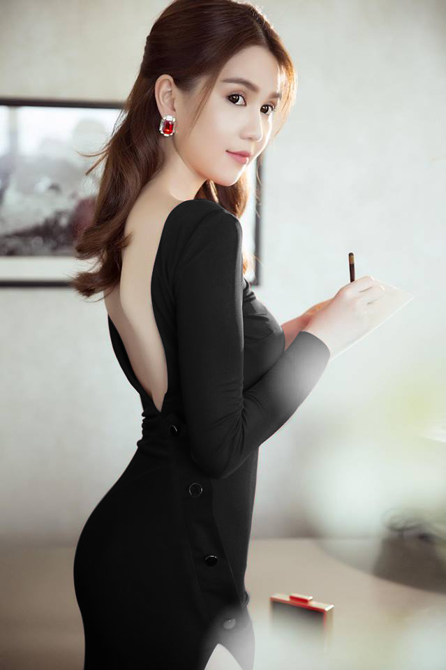 Đầm ôm body kiểu tay dài hở lưng phối nút  (Đỏ)