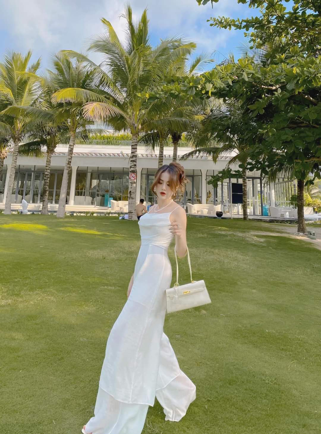 Jumpsuit dài ống loe rộng hai tầng áo hai dây cổ đổ (Nude)