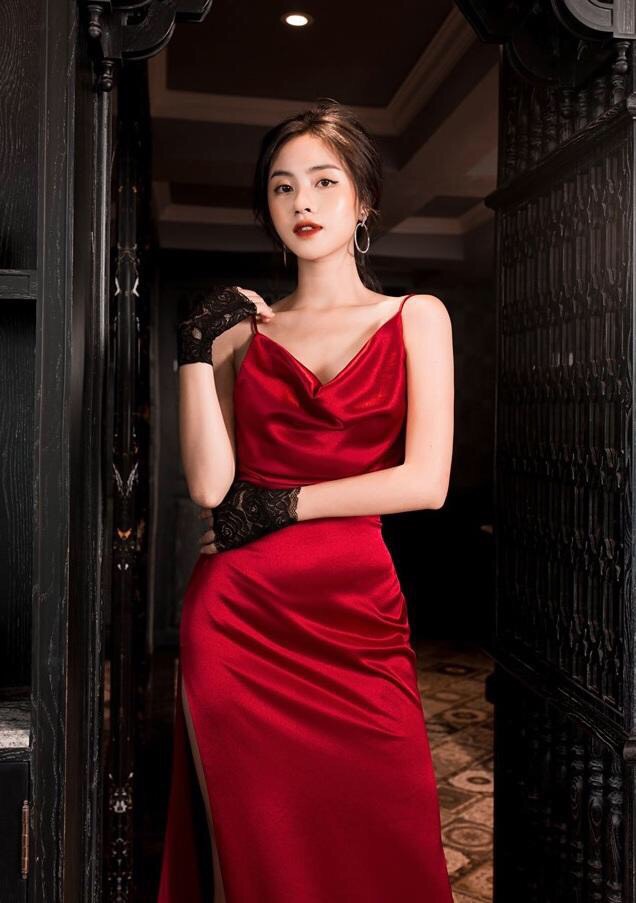 Đầm dạ hội kiểu hai dây cổ đỗ xẻ tà (Trắng)