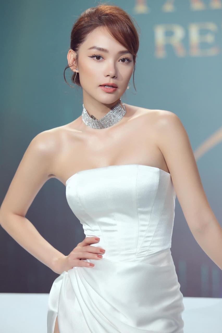 Đầm dạ hội kiểu cúp ngực xếp ly eo xẻ đùi