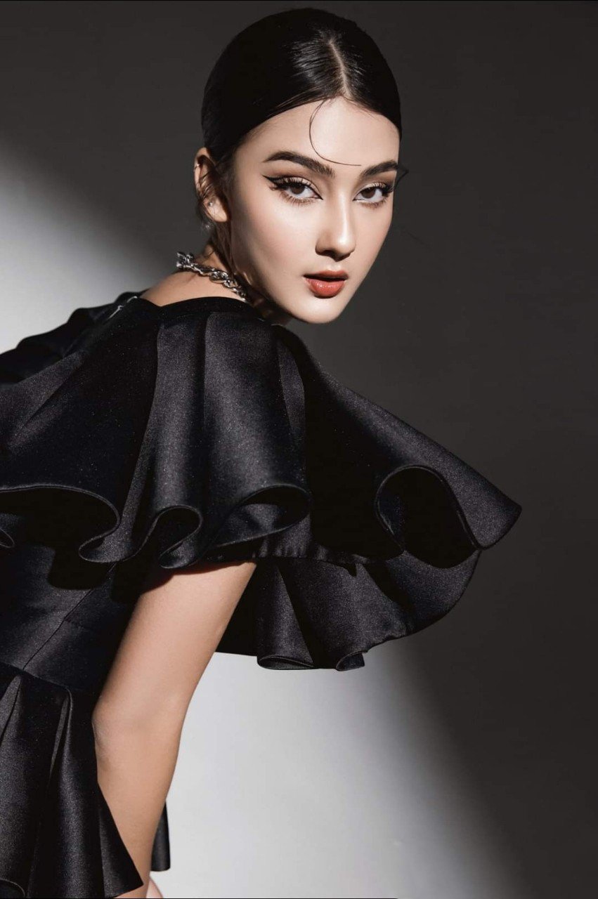 Set áo váy kiểu áo xòe tầng xẻ ngực phối váy ngắn