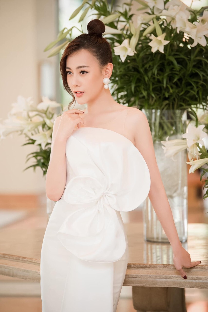 Đầm ôm body kiểu cúp ngực đính hoa