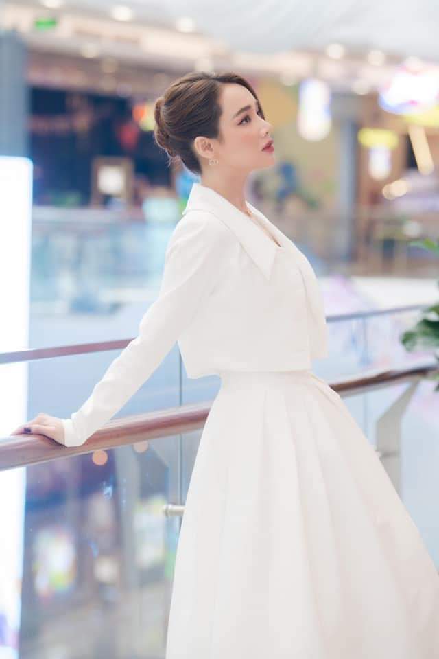 Đầm dáng xòe dài hai dây phối áo khoác vest tay dài