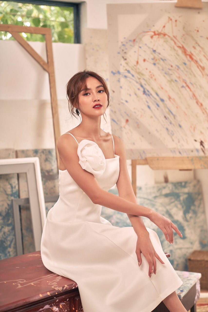 Đầm xoè kiểu hai dây phối hoa ngay vai