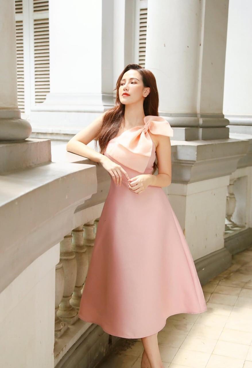 Đầm xoè dài kiểu lệch vai phối nơ