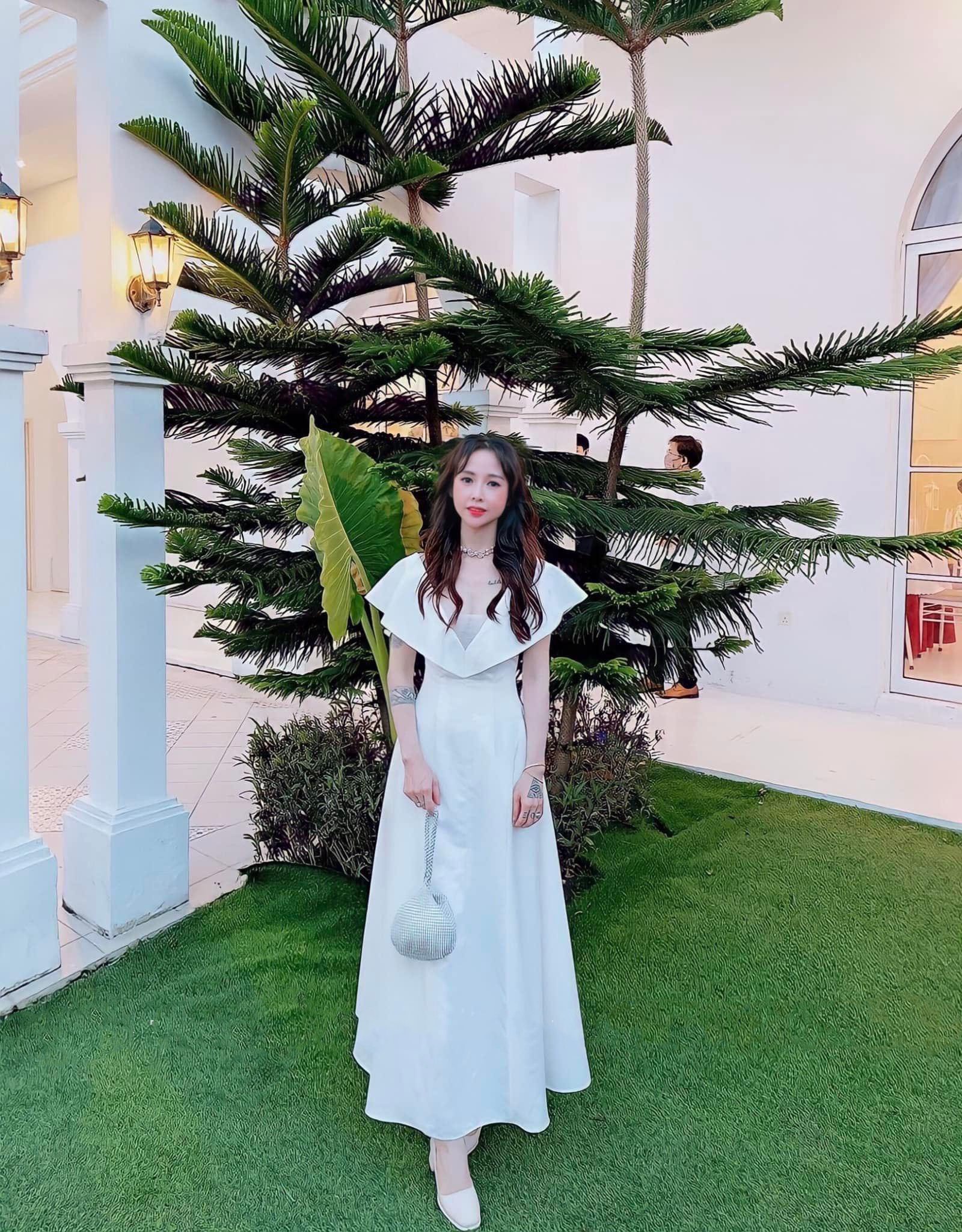 Đầm xòe dáng dài cổ V phối tay dự tiệc