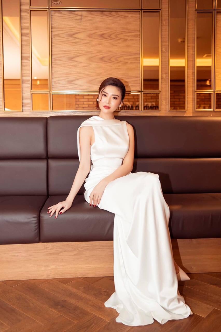 Đầm Dạ Hội Dáng Dài Vải Lụa Sát Nách Cổ Đổ Sau Hở Lưng Xẻ Tà