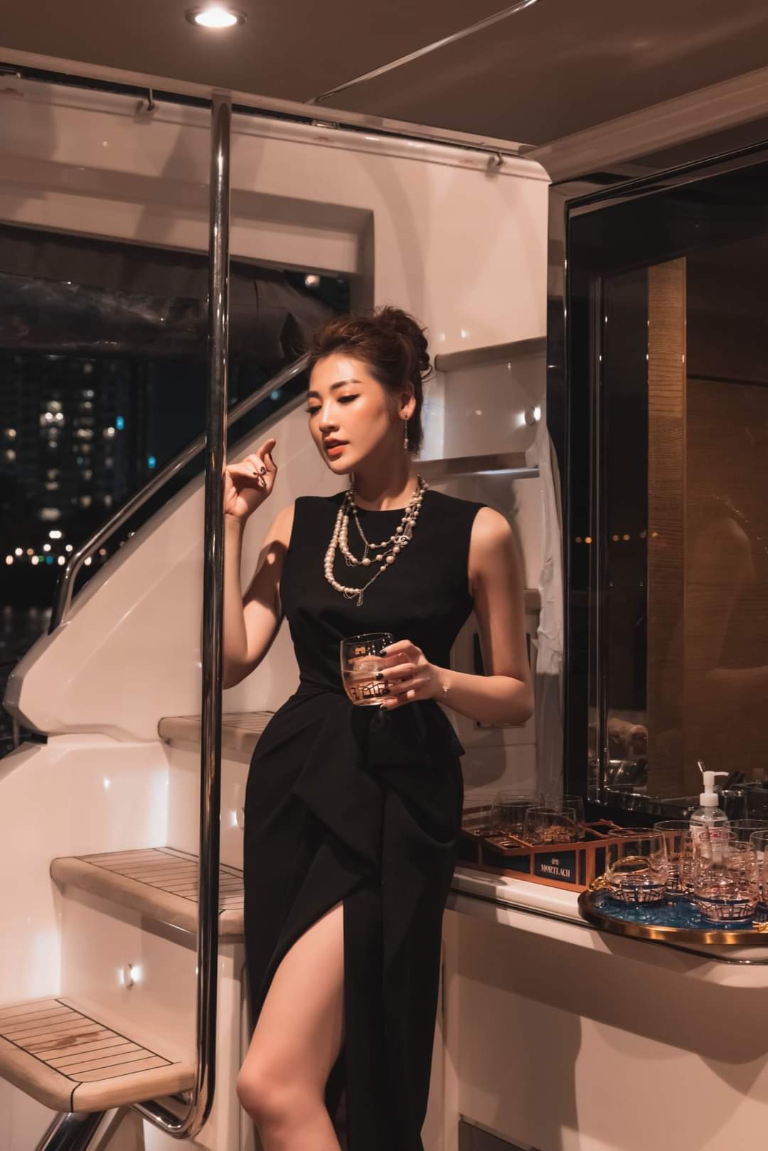 Đầm dạ hội kiểu sát nách bèo eo xẻ đùi (Đen)
