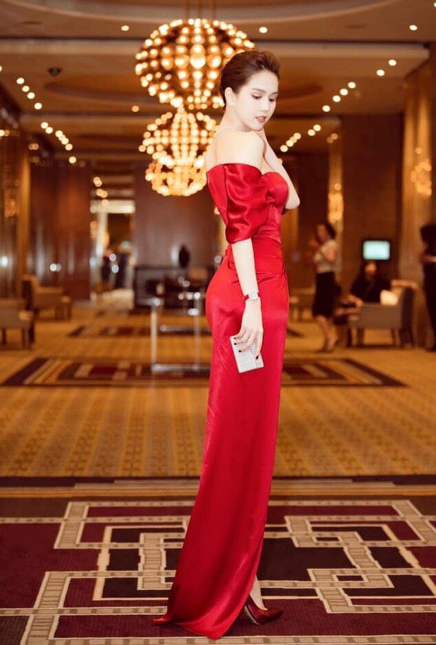 Đầm dạ hội kiểu cúp ngực tay con xẻ tà