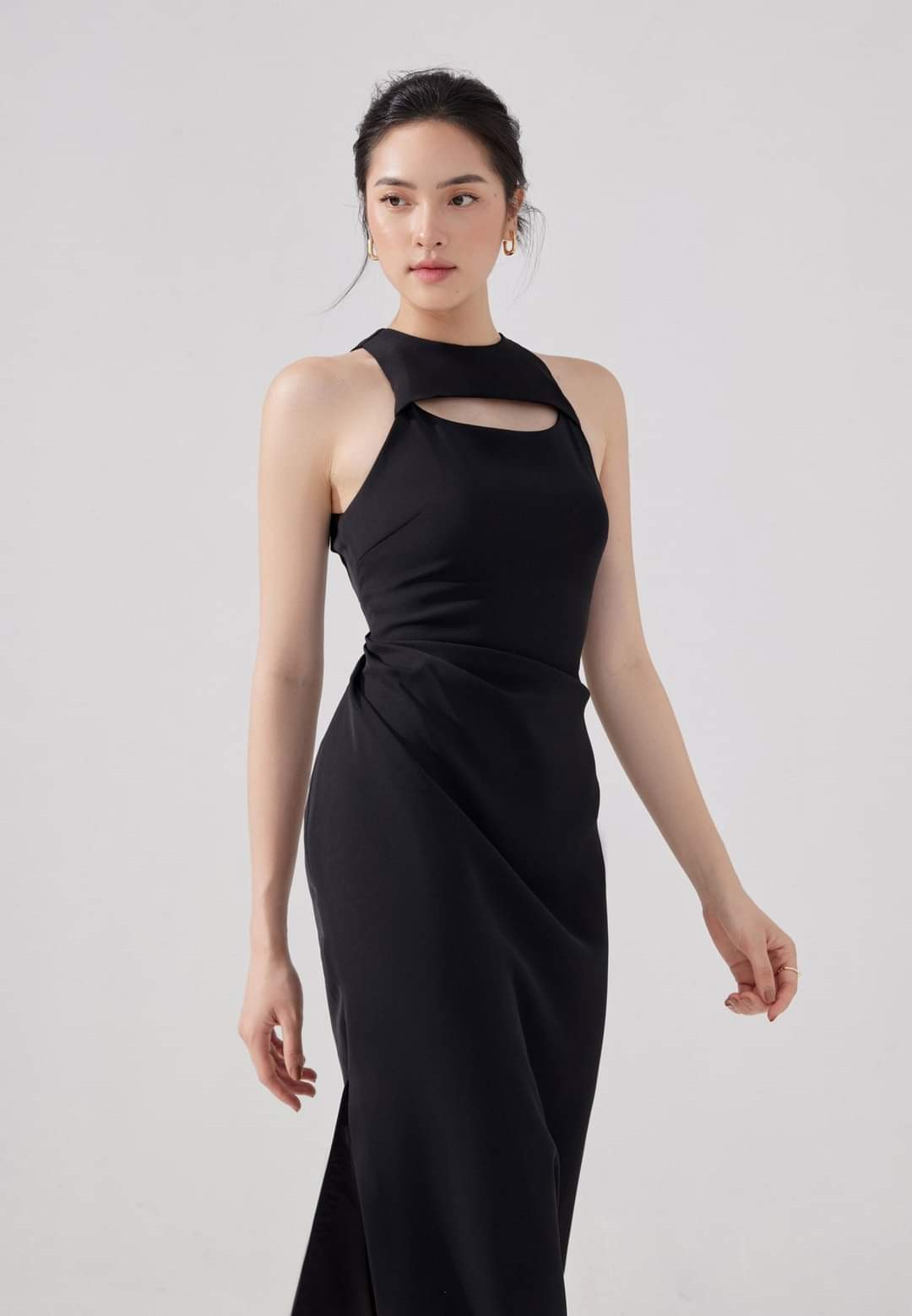 Đầm ôm body sát nách xẻ ngang ngực nhún eo (Đen)