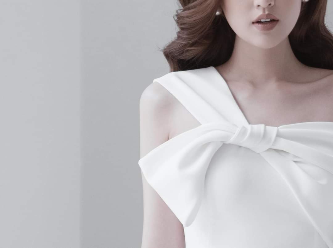 Đầm xòe hai tầng kiểu lệch vai phối nơ