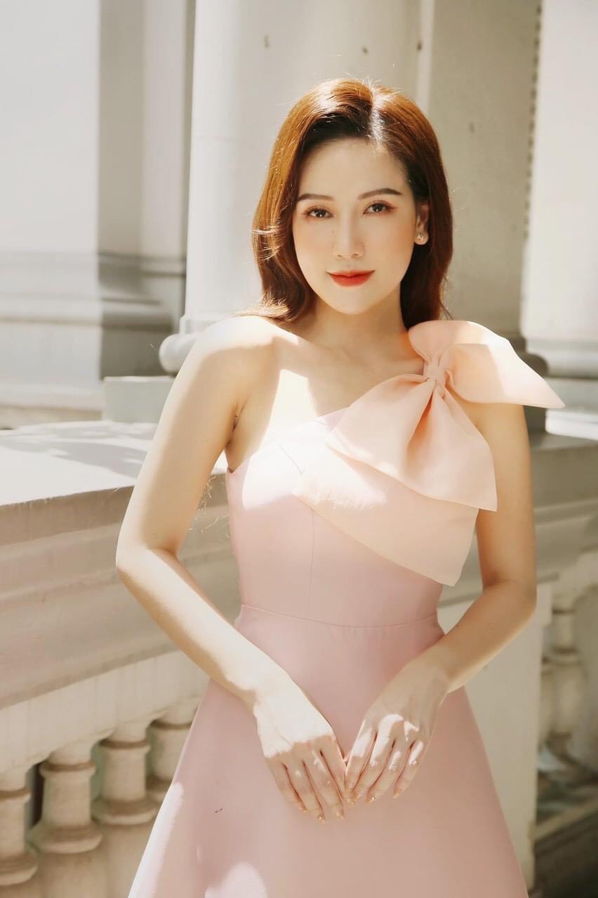 Đầm xoè dài kiểu lệch vai phối nơ