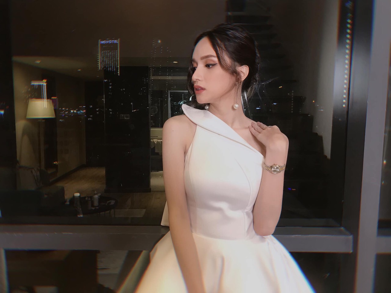 Đầm xoè kiểu lệch vai phối nơ sau cực sang trọng