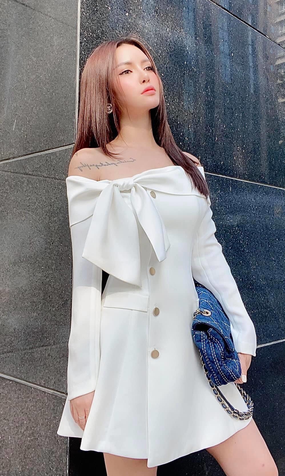 Đầm xoè kiểu hở vai nơ tay dài phối túi (Đen)