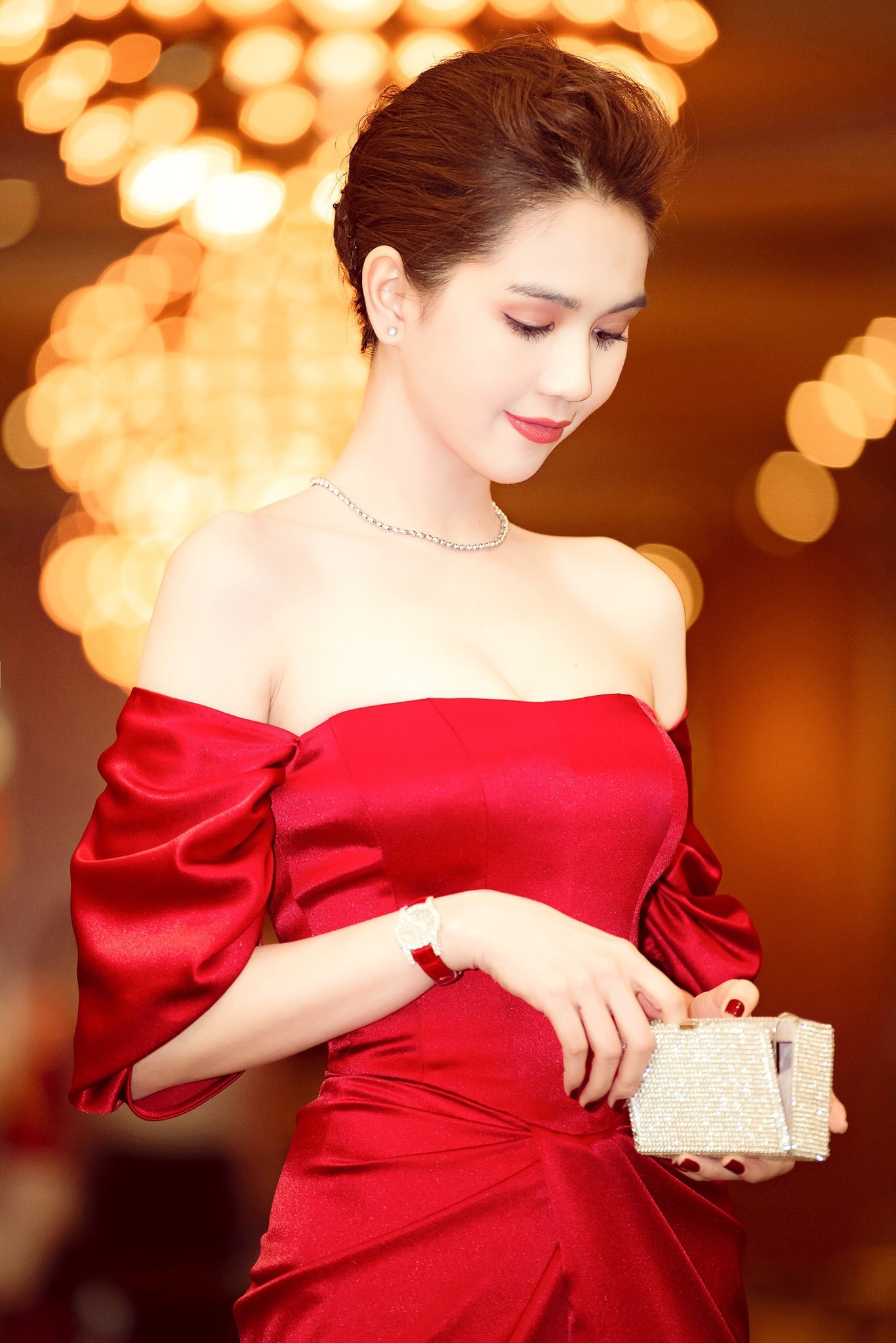 Đầm dạ hội kiểu cúp ngực tay con xẻ tà