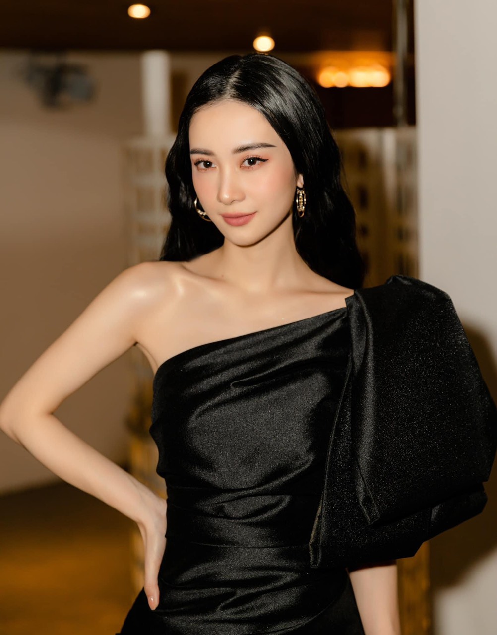 Đầm ôm body lệch vai phối nơ