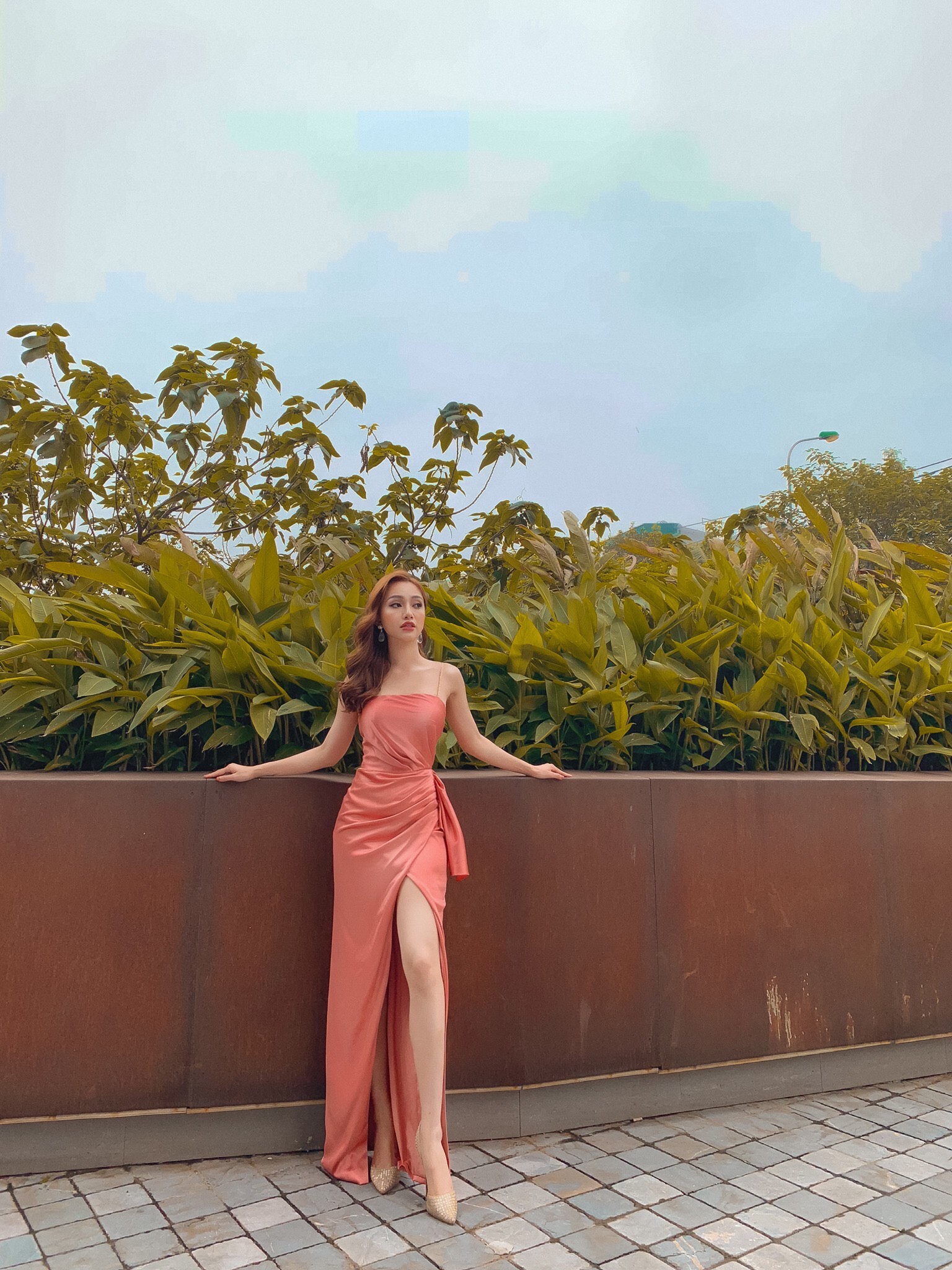 Đầm dạ hội kiểu 2 dây cúp ngực xẻ tà nơ eo sang trọng (Trắng)