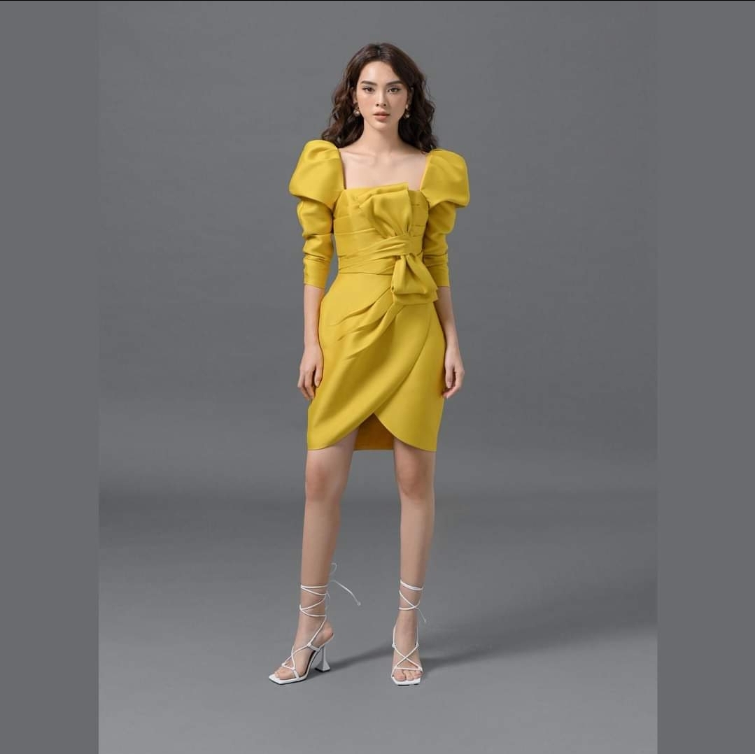 Đầm dáng ôm body tay phồng dài cúp ngực phối nơ đắp chéo tà (Vàng)