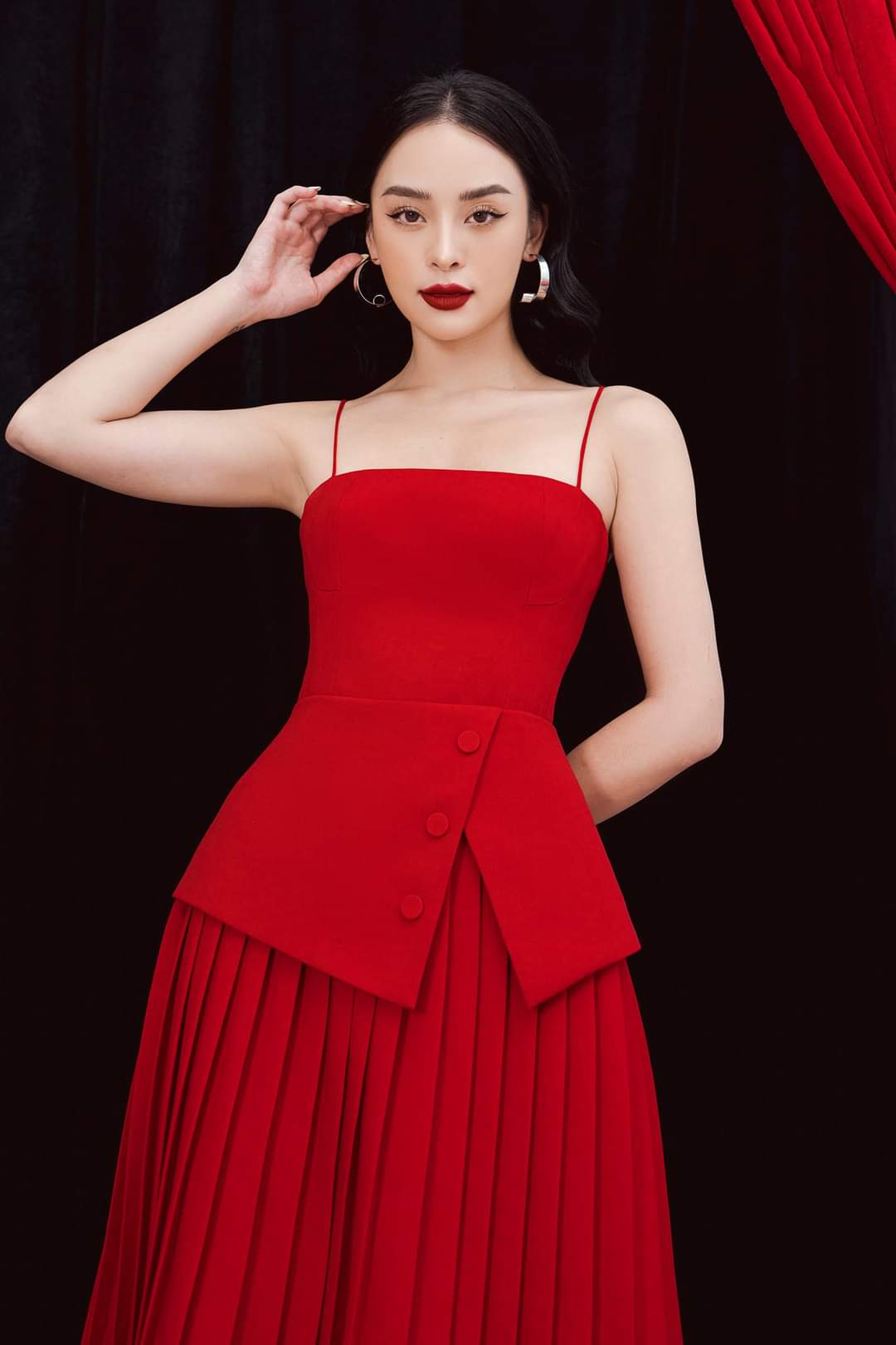 Chân váy đỏ phối với áo màu gì ĐỘC ĐÁO hot trend năm nay
