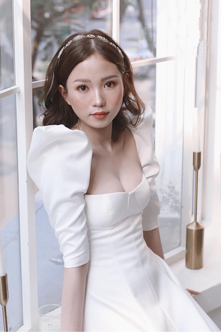 Đầm xoè kiểu cúp ngực cổ vuông tay phồng