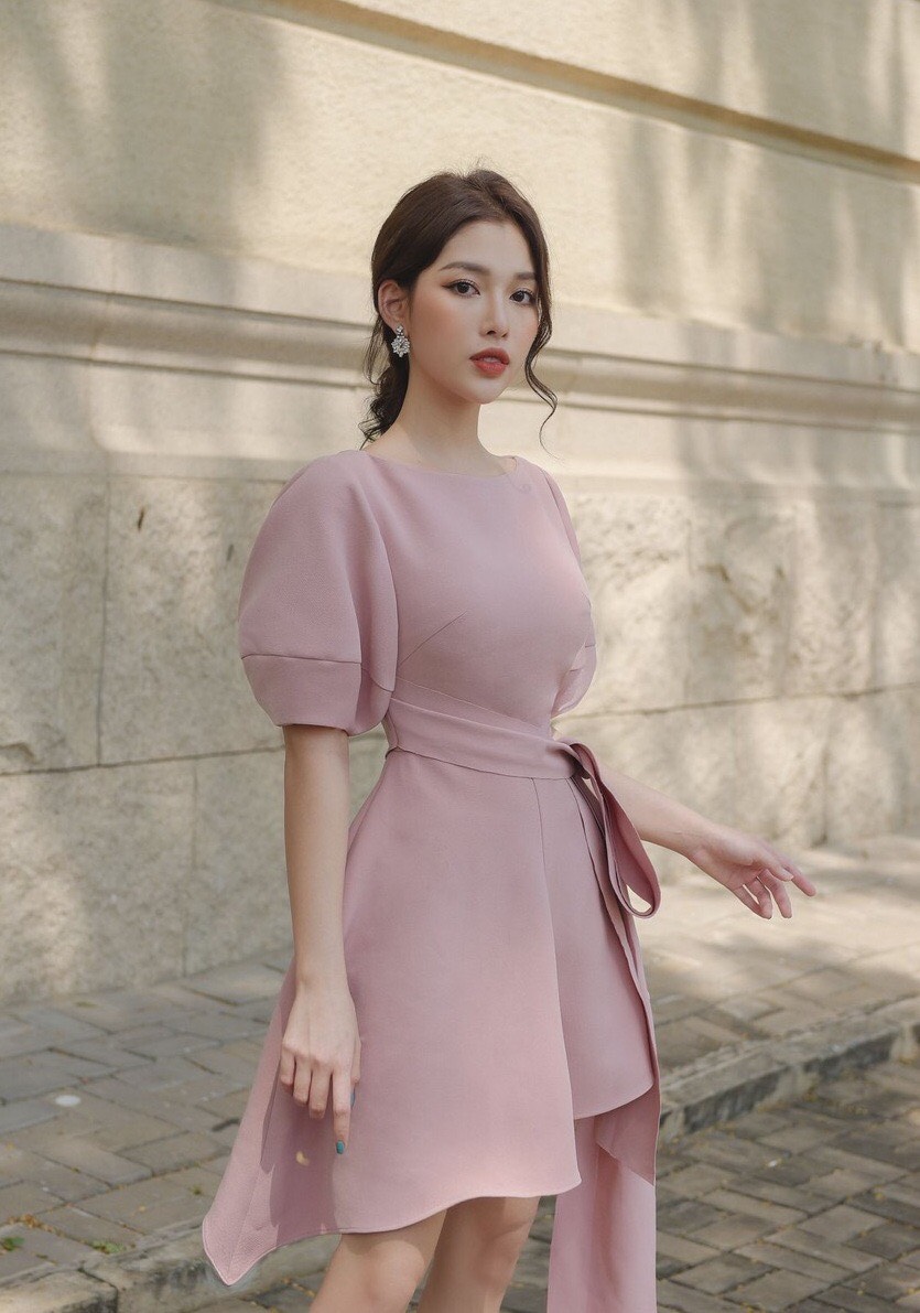 Đầm xòe kiểu tay con phồng xéo lai dây eo (Đen)