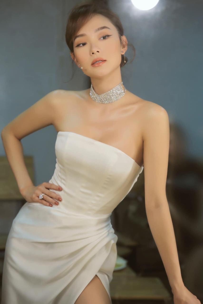 Đầm dạ hội kiểu cúp ngực xếp ly eo xẻ đùi