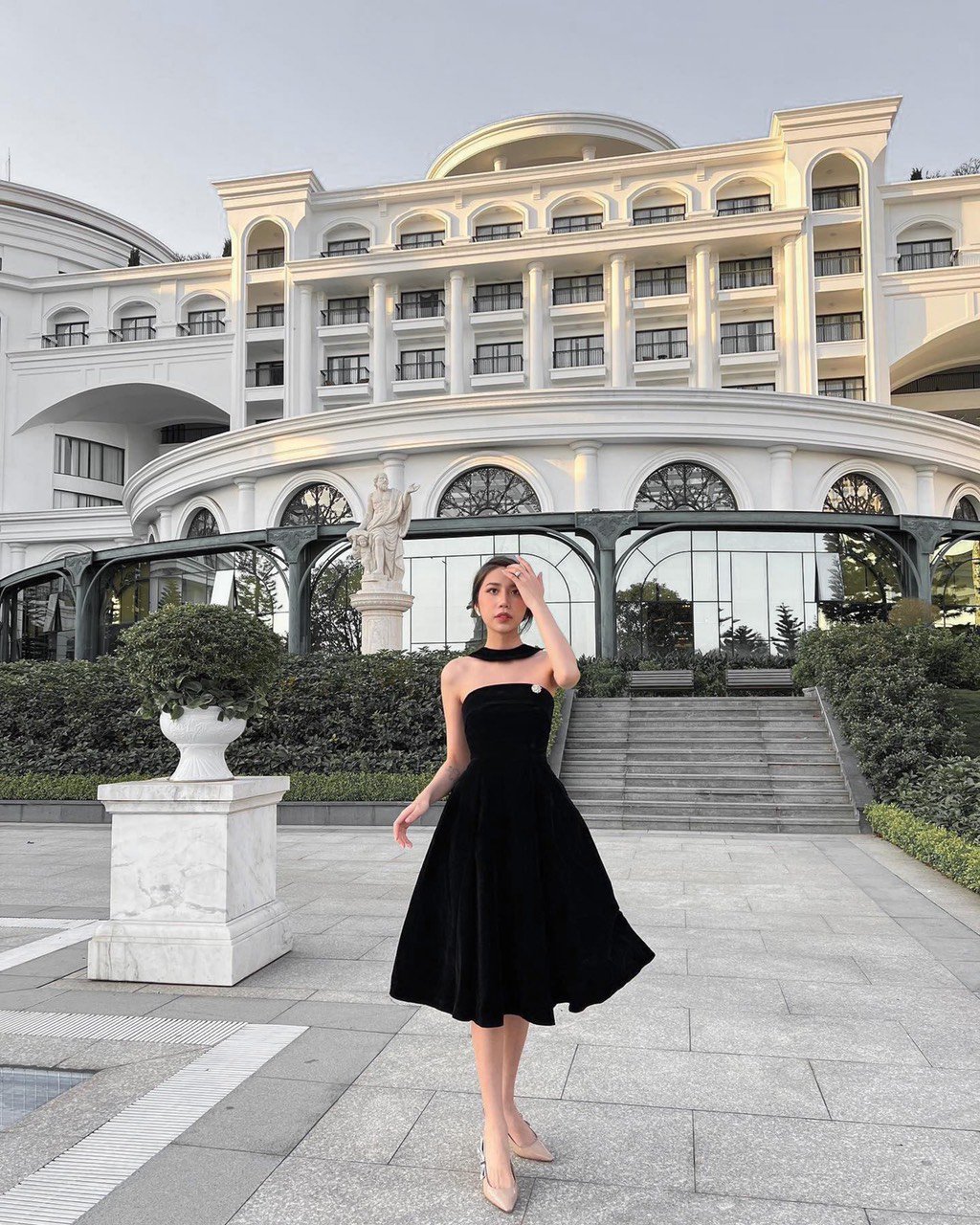 Đầm xòe dáng dài cúp ngực choàng cổ hai dây sau