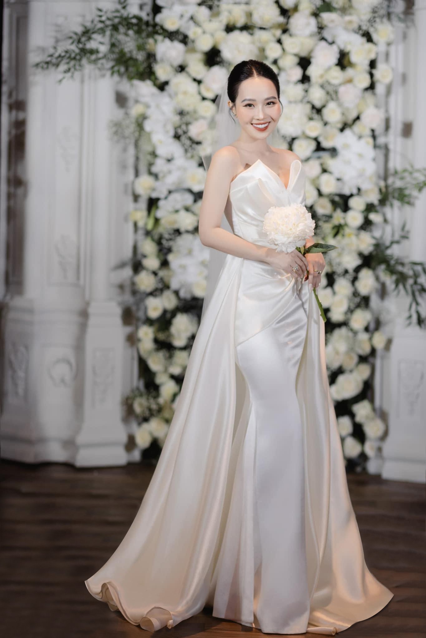 10 thiết kế váy cưới dạ hội tối giản cho cô dâu thanh lịch