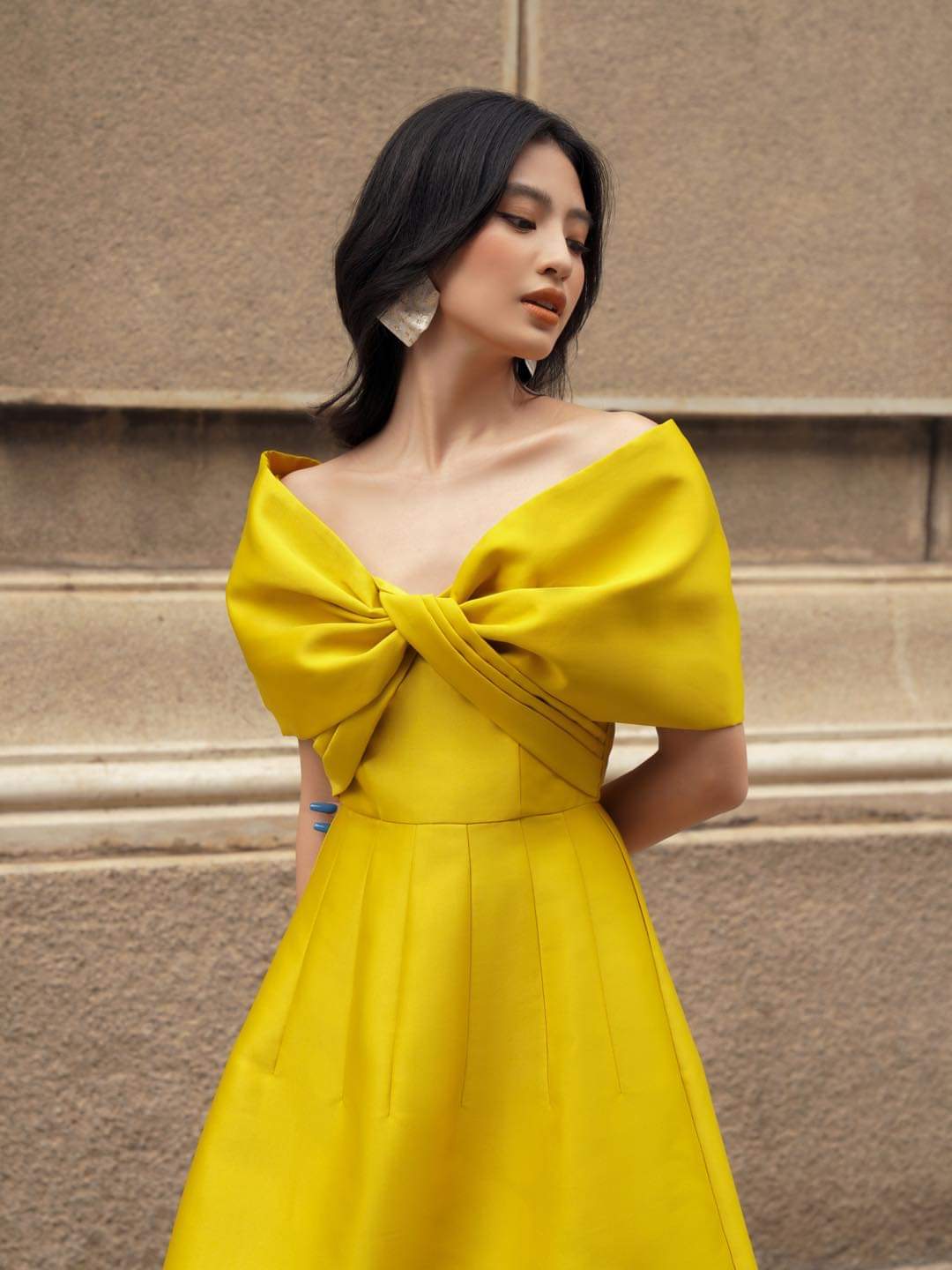 Đầm dáng xòe ngắn hở vai ngang phối nơ sang trọng (Đen)