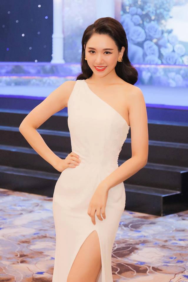 Đầm dạ hội kiểu lệch vai xẻ tà (Trắng)