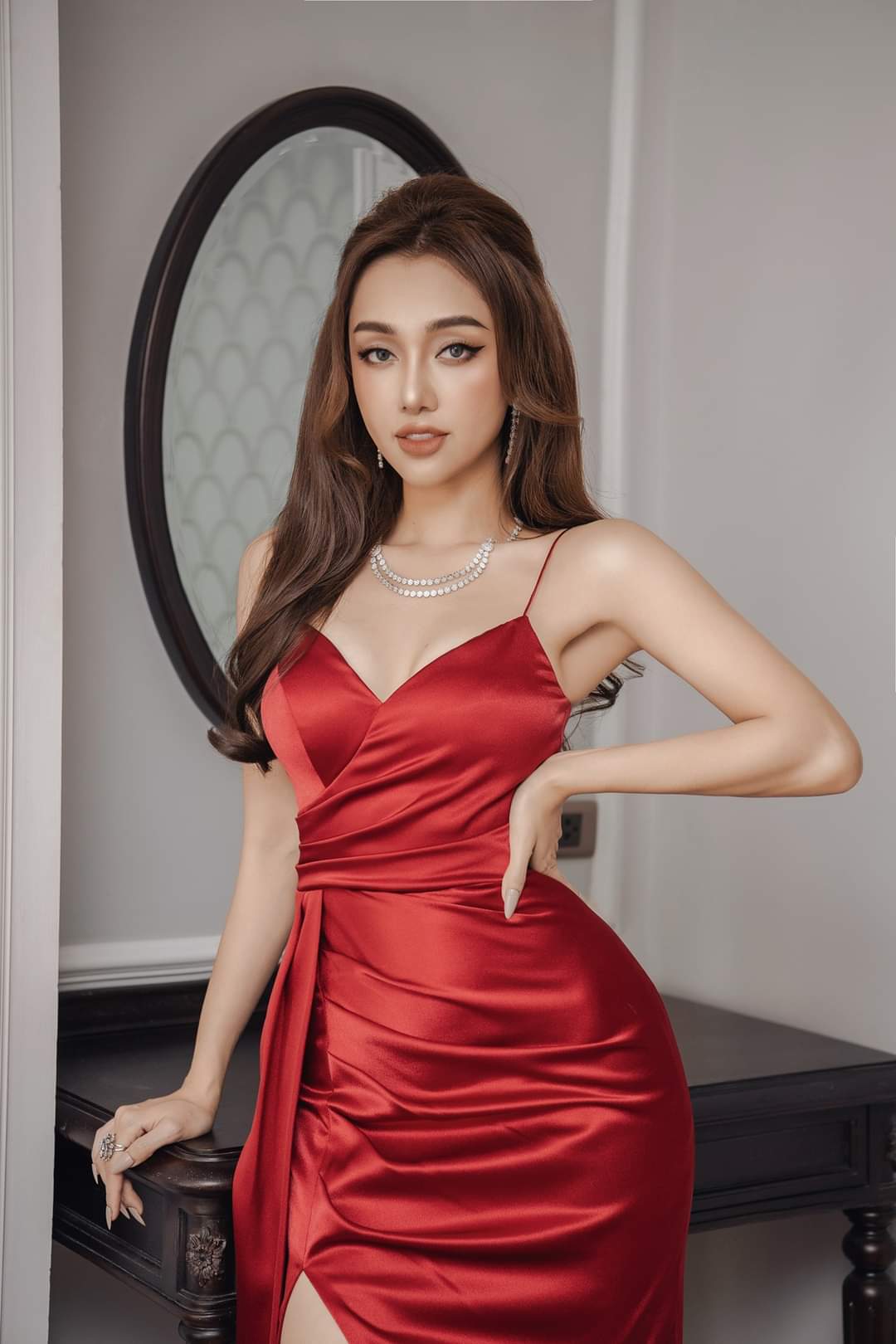 Đầm dạ hội hai dây chéo ngực xẻ đùi dự tiệc