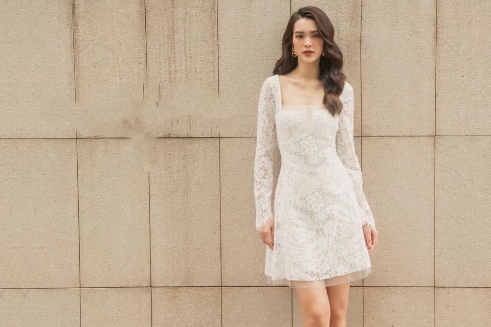 Đầm ren xoè kiểu cổ vuông xẻ ngực tay dài