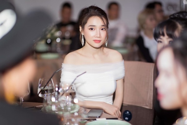 Đầm dạ hội kiểu vai ngang phối lưới ôm body đuôi cá