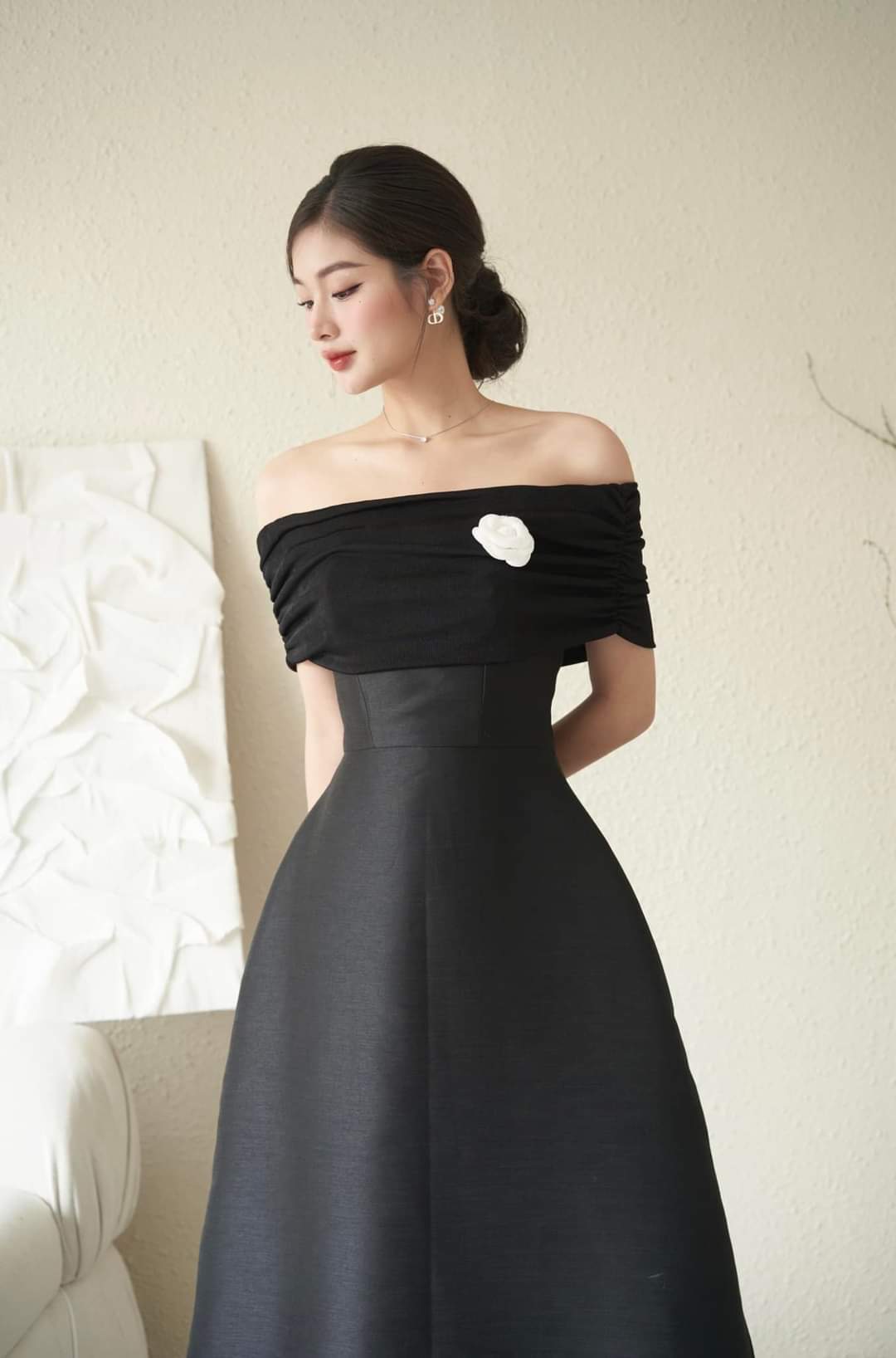 Đầm dự tiệc dáng xòe kiểu vai ngang hở vai phối hoa Alvin Store 1598 (Đen)